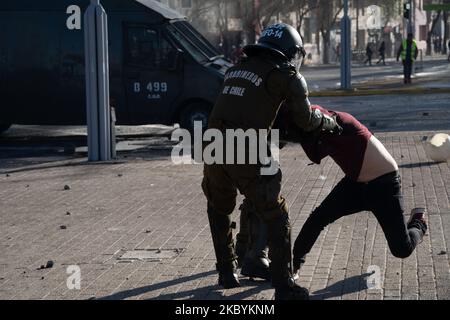 Der 11. September markiert 47 Jahre seit dem Putsch von 1973 in Chile. Zusammenstöße zwischen Demonstranten und Polizei auf der Plaza Italia, Santiago, Chile, am 11. September 2020. (Foto von Matias Basualdo/NurPhoto) Stockfoto