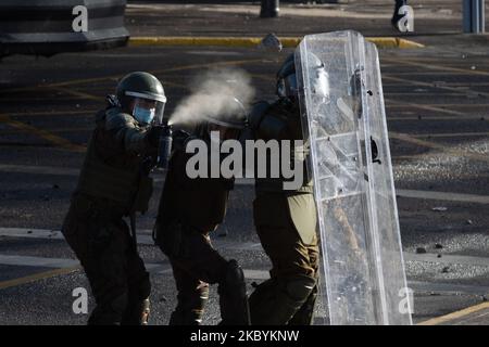 Der 11. September markiert 47 Jahre seit dem Putsch von 1973 in Chile. Zusammenstöße zwischen Demonstranten und Polizei auf der Plaza Italia, Santiago, Chile, am 11. September 2020. (Foto von Matias Basualdo/NurPhoto) Stockfoto