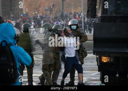 Der 11. September markiert 47 Jahre seit dem Putsch von 1973 in Chile. Zusammenstöße zwischen Demonstranten und Polizei auf der Plaza Italia, Santiago, Chile, am 11. September 2020. (Foto von Matias Basualdo/NurPhoto) Stockfoto