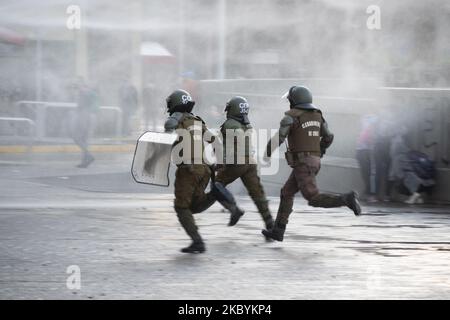 Der 11. September markiert 47 Jahre seit dem Putsch von 1973 in Chile. Zusammenstöße zwischen Demonstranten und Polizei auf der Plaza Italia, Santiago, Chile, am 11. September 2020. (Foto von Matias Basualdo/NurPhoto) Stockfoto