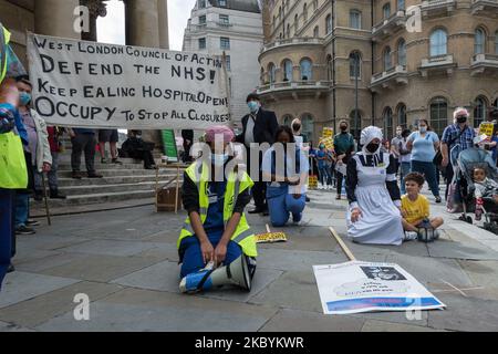NHS-Mitarbeiter halten zwei Minuten lang vor dem BBC Broadcasting House ein Schweigen über 640 Beschäftigte, die an Covid-19 gestorben sind, bevor sie am 12. September 2020 in London, England, auf dem Trafalgar Square durch das Zentrum von London marschieren, um eine Gehaltserhöhung von 15 % für NHS-Beschäftigte zu fordern. Die Demonstranten demonstrieren gegen die Nichteinbegriffen in den staatlichen Zahlungsvertrag für 900.000 Beschäftigte des öffentlichen Sektors angesichts der Opfer und der Not, die während der Coronavirus-Pandemie zu erleben waren. (Foto von Wiktor Szymanowicz/NurPhoto) Stockfoto