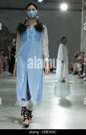 Ein Model geht auf der Pilar Dalbatmodenschau während der Fashion Week Madrid Spring/Summer 2021 am 12. September 2020 in Matadero de Madrid, Spanien, auf die Piste. (Foto von Oscar Gonzalez/NurPhoto) Stockfoto