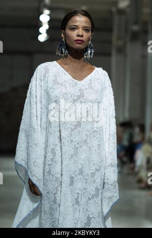 Ein Model geht auf der Pilar Dalbatmodenschau während der Fashion Week Madrid Spring/Summer 2021 am 12. September 2020 in Matadero de Madrid, Spanien, auf die Piste. (Foto von Oscar Gonzalez/NurPhoto) Stockfoto