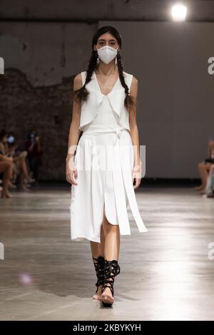 Ein Model geht auf der Pilar Dalbatmodenschau während der Fashion Week Madrid Spring/Summer 2021 am 12. September 2020 in Matadero de Madrid, Spanien, auf die Piste. (Foto von Oscar Gonzalez/NurPhoto) Stockfoto