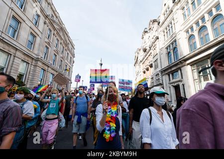 Protestler hält Banner während des London Trans Pride in London, Großbritannien, 12. September 2020. Der Londoner Trans+ Pride 2020 ist eine direkte Reaktion auf die durchgesickerten Pläne der konservativen Regierung, progressive Reformen des Gender Recognition Act aufzugeben, ein Schritt, der dem Leben von Trans-Menschen in Großbritannien irreparablen Schaden zufügen wird. (Foto von Maciek Musialek/NurPhoto) Stockfoto