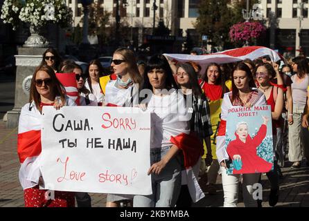 Frauen nehmen am 12. September 2020 an einer Solidaritätskundgebung mit Protesten in Belarus Teil, die den Namen „Solidaritätsmarsch mit belarussischen Frauen“ in Kiew, Ukraine, nannte. Aktivisten von Amnesty International, in der Ukraine lebende Belarussen und Ukrainer, die sie unterstützen, versammelten sich zu ihrer Kundgebung zur Unterstützung der Oppositionsproteste in Belarus gegen die Ergebnisse der Präsidentschaftswahlen. (Foto von STR/NurPhoto) Stockfoto