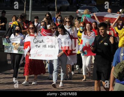 Frauen nehmen am 12. September 2020 an einer Solidaritätskundgebung mit Protesten in Belarus Teil, die den Namen „Solidaritätsmarsch mit belarussischen Frauen“ in Kiew, Ukraine, nannte. Aktivisten von Amnesty International, in der Ukraine lebende Belarussen und Ukrainer, die sie unterstützen, versammelten sich zu ihrer Kundgebung zur Unterstützung der Oppositionsproteste in Belarus gegen die Ergebnisse der Präsidentschaftswahlen. (Foto von STR/NurPhoto) Stockfoto