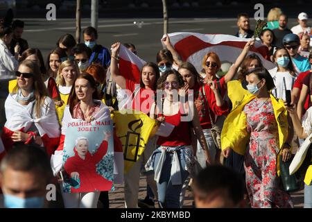 Frauen nehmen am 12. September 2020 an einer Solidaritätskundgebung mit Protesten in Belarus Teil, die den Namen „Solidaritätsmarsch mit belarussischen Frauen“ in Kiew, Ukraine, nannte. Aktivisten von Amnesty International, in der Ukraine lebende Belarussen und Ukrainer, die sie unterstützen, versammelten sich zu ihrer Kundgebung zur Unterstützung der Oppositionsproteste in Belarus gegen die Ergebnisse der Präsidentschaftswahlen. (Foto von STR/NurPhoto) Stockfoto