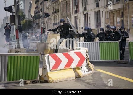 Die Bewegung der Gelben Westen (Gilets Jaunes) protestiert auf dem Wagram-Platz in Paris. Während der Demonstration kam es zu Zusammenstößen mit der Polizei, und mehr als 200 Menschen wurden von der Polizei beschlagnahmt. In Paris, Frankreich, am 12. September 2020. (Foto von Jacopo Landi/NurPhoto) Stockfoto