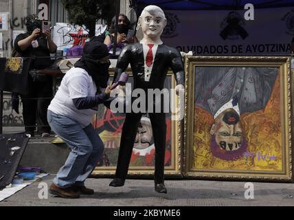 Mütter von Opfern von Frauenmorden und Vermissten, zerstörten und verbrannten eine piñata der Figur des mexikanischen Präsidenten Andrés Manuel López Obrador außerhalb der Nationalen Menschenrechtskommission, heute Casa Refugio Ni Una Menos. Am 11. September 2020 in Mexiko-Stadt, Mexiko. (Foto von Gerardo Vieyra/NurPhoto) Stockfoto