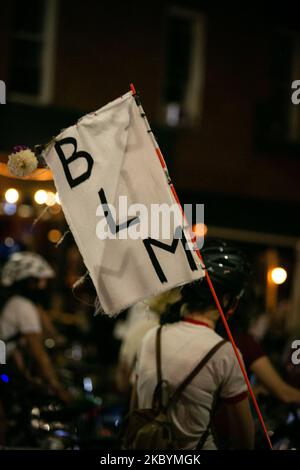 Über tausend Radfahrer und Aktivisten versammelten sich am Prison Ship Martyrs' Monument und fuhren am 11. September 2020 zu einer Mahnwache zu Ehren von Sarah Pitts zum McCarren Park in Brooklyn, New York. Die Demonstranten trugen weiße Kleidung, brachten Blumen für ihr Denkmal und zündeten Kerzen an. Die Fahrt wurde von Mind Body Results und Riders 4 Rights organisiert. (Foto von Karla Ann Cote/NurPhoto) Stockfoto