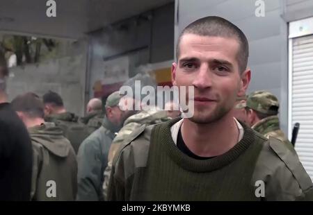 In diesem Handout-Foto, das aus einem Video des Pressedienstes des russischen Verteidigungsministeriums aufgenommen wurde, steht eine Gruppe russischer Soldaten, nachdem sie in einem Gefangenenaustausch in der Volksrepublik Donezk, Ostukraine, freigelassen wurden.am Freitag, den November. 4, 2022. Das russische Verteidigungsministerium veröffentlichte am späten Donnerstag ein Video, in dem es aussagte, dass russische Soldaten im Rahmen eines Gefangenentauschs freigelassen wurden. Foto vom russischen Verteidigungsministerium/UPI Stockfoto