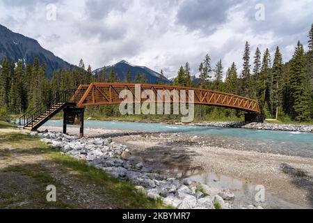 Fußgängerbrücke über den Kootenay River, auf dem Paint Pots Wanderweg Stockfoto