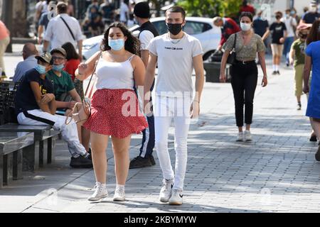 Menschen mit Gesichtsmasken, um die Ausbreitung von Covid-19 am 12. September 2020 in Nantes, Westfrankreich, einzudämmen. Die Entwicklung der epidemiologischen Situation des Coronavirus in Frankreich zeigt eine „offensichtliche Verschlechterung“, erklärte der französische Premierminister am 11. September. (Foto von Ronan Houssin/NurPhoto) Stockfoto