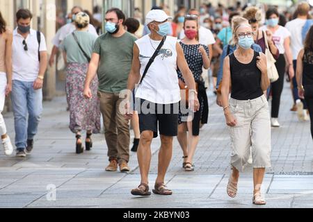 Menschen mit Gesichtsmasken, um die Ausbreitung von Covid-19 am 12. September 2020 in Nantes, Westfrankreich, einzudämmen. Die Entwicklung der epidemiologischen Situation des Coronavirus in Frankreich zeigt eine „offensichtliche Verschlechterung“, erklärte der französische Premierminister am 11. September. (Foto von Ronan Houssin/NurPhoto) Stockfoto