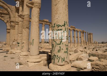 Auf der Mauer der antiken Stadt Palmyra sind die bewaffneten Gruppen zu sehen, die die Stadt besuchten und an den Schlachten teilnahmen, die in dem erwähnten Gebiet stattfanden. Palmyra Aug 16,2020 (Foto von Hasan Belal/NurPhoto) Stockfoto