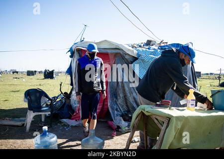 Familien mit Kindern ließen sich am 10. September 2020 in der argentinischen Provinz Guernica in Buenos Aires nieder. Seit einem Monat nehmen Familien aufgrund extremer Not, Wohnungskrise, Hunger, Verzweiflung, Arbeitslosigkeit und des Aufhaufengeschehs verlassene oder unentwickelte Flächen ein, um prekär zu leben. Die Situation ist im Gange, bis sich 2.500 Familien auf einer Fläche von 100 ha Land niederließen, die für private Unternehmen bestimmt ist. Am 9. September ordnete die Justiz die Räumung des Territoriums an, das sich in Guernica, Provinz Buenos Aires, befindet, obwohl es bis heute eine friedliche und strukturelle Lösung dafür ist Stockfoto