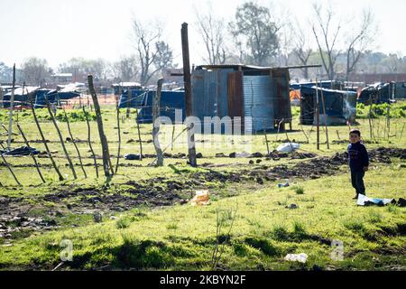 Familien mit Kindern ließen sich am 10. September 2020 in der argentinischen Provinz Guernica in Buenos Aires nieder. Seit einem Monat nehmen Familien aufgrund extremer Not, Wohnungskrise, Hunger, Verzweiflung, Arbeitslosigkeit und des Aufhaufengeschehs verlassene oder unentwickelte Flächen ein, um prekär zu leben. Die Situation ist im Gange, bis sich 2.500 Familien auf einer Fläche von 100 ha Land niederließen, die für private Unternehmen bestimmt ist. Am 9. September ordnete die Justiz die Räumung des Territoriums an, das sich in Guernica, Provinz Buenos Aires, befindet, obwohl es bis heute eine friedliche und strukturelle Lösung dafür ist Stockfoto