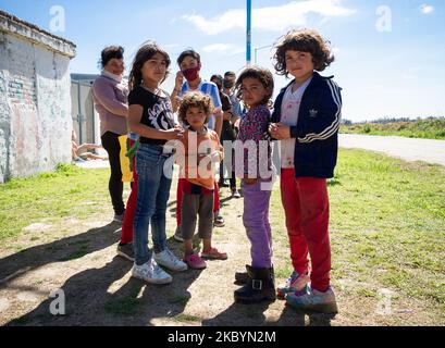 Familien mit Kindern ließen sich am 10. September 2020 in der argentinischen Provinz Guernica in Buenos Aires nieder. Seit einem Monat nehmen Familien aufgrund extremer Not, Wohnungskrise, Hunger, Verzweiflung, Arbeitslosigkeit und des Aufhaufengeschehs verlassene oder unentwickelte Flächen ein, um prekär zu leben. Die Situation ist im Gange, bis sich 2.500 Familien auf einer Fläche von 100 ha Land niederließen, die für private Unternehmen bestimmt ist. Am 9. September ordnete die Justiz die Räumung des Territoriums an, das sich in Guernica, Provinz Buenos Aires, befindet, obwohl es bis heute eine friedliche und strukturelle Lösung dafür ist Stockfoto