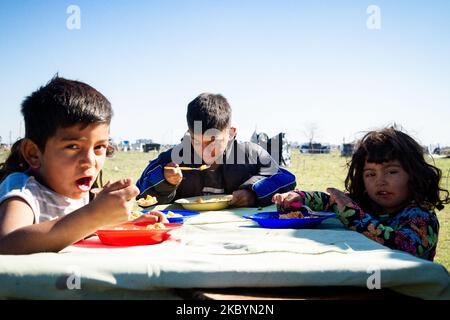 Familien mit Kindern ließen sich am 10. September 2020 in der argentinischen Provinz Guernica in Buenos Aires nieder. Seit einem Monat nehmen Familien aufgrund extremer Not, Wohnungskrise, Hunger, Verzweiflung, Arbeitslosigkeit und des Aufhaufengeschehs verlassene oder unentwickelte Flächen ein, um prekär zu leben. Die Situation ist im Gange, bis sich 2.500 Familien auf einer Fläche von 100 ha Land niederließen, die für private Unternehmen bestimmt ist. Am 9. September ordnete die Justiz die Räumung des Territoriums an, das sich in Guernica, Provinz Buenos Aires, befindet, obwohl es bis heute eine friedliche und strukturelle Lösung dafür ist Stockfoto