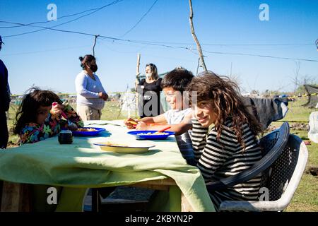 Familien mit Kindern ließen sich am 10. September 2020 in der argentinischen Provinz Guernica in Buenos Aires nieder. Seit einem Monat nehmen Familien aufgrund extremer Not, Wohnungskrise, Hunger, Verzweiflung, Arbeitslosigkeit und des Aufhaufengeschehs verlassene oder unentwickelte Flächen ein, um prekär zu leben. Die Situation ist im Gange, bis sich 2.500 Familien auf einer Fläche von 100 ha Land niederließen, die für private Unternehmen bestimmt ist. Am 9. September ordnete die Justiz die Räumung des Territoriums an, das sich in Guernica, Provinz Buenos Aires, befindet, obwohl es bis heute eine friedliche und strukturelle Lösung dafür ist Stockfoto