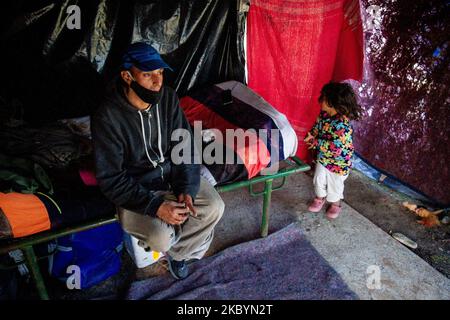 Familien mit Kindern ließen sich am 10. September 2020 in der argentinischen Provinz Guernica in Buenos Aires nieder. Seit einem Monat nehmen Familien aufgrund extremer Not, Wohnungskrise, Hunger, Verzweiflung, Arbeitslosigkeit und des Aufhaufengeschehs verlassene oder unentwickelte Flächen ein, um prekär zu leben. Die Situation ist im Gange, bis sich 2.500 Familien auf einer Fläche von 100 ha Land niederließen, die für private Unternehmen bestimmt ist. Am 9. September ordnete die Justiz die Räumung des Territoriums an, das sich in Guernica, Provinz Buenos Aires, befindet, obwohl es bis heute eine friedliche und strukturelle Lösung dafür ist Stockfoto