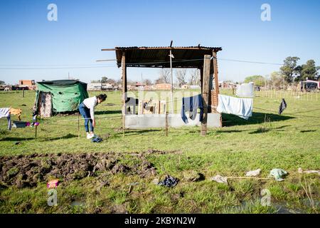 Am 10. September 2020 wurden in Guernica, Provinz Buenos Aires, Argentinien, mehr als 90 Hektar mit improvisierten Häusern auf Privatflächen besetzt. Seit einem Monat nehmen Familien aufgrund extremer Not, Wohnungskrise, Hunger, Verzweiflung, Arbeitslosigkeit und des Aufhaufengeschehs verlassene oder unentwickelte Flächen ein, um prekär zu leben. Die Situation ist im Gange, bis sich 2.500 Familien auf einer Fläche von 100 ha Land niederließen, die für private Unternehmen bestimmt ist. Am 9. September ordnete die Justiz die Räumung des Territoriums an, das sich in Guernica, Provinz Buenos Aires, befindet, obwohl es bis heute ein Friedensfu ist Stockfoto