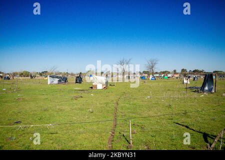 Am 10. September 2020 wurden in Guernica, Provinz Buenos Aires, Argentinien, mehr als 90 Hektar mit improvisierten Häusern auf Privatflächen besetzt. Seit einem Monat nehmen Familien aufgrund extremer Not, Wohnungskrise, Hunger, Verzweiflung, Arbeitslosigkeit und des Aufhaufengeschehs verlassene oder unentwickelte Flächen ein, um prekär zu leben. Die Situation ist im Gange, bis sich 2.500 Familien auf einer Fläche von 100 ha Land niederließen, die für private Unternehmen bestimmt ist. Am 9. September ordnete die Justiz die Räumung des Territoriums an, das sich in Guernica, Provinz Buenos Aires, befindet, obwohl es bis heute ein Friedensfu ist Stockfoto