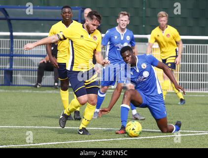 L-R Chris Taylor von Witham Town nimmt während des FA Cup - Vorrunde zwischen Grays Athletic und Witham Town am 12.. September 2020 gegen Moroyin Omalabi von Grays Athletic an (Foto by Action Foto Sport/NurPhoto) Stockfoto