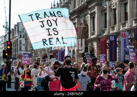 Transgender und ihre Anhänger marschieren am Piccadilly entlang während des zweiten Trans Pride protestmarsches in London für Gleichheit am 12. September 2020 in London, England. Die Demonstranten fordern die rechtliche Anerkennung nicht-binärer Menschen, ein Ende nicht einvernehmlicher Operationen gegen intersexuelle Menschen und eine progressive Reform des britischen Genderanerkennungsgesetzes – des Gesetzes, das regelt, wie Erwachsene Männer und Frauen rechtlich anerkannt werden. (Foto von Wiktor Szymanowicz/NurPhoto) Stockfoto