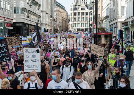 Transgender-Menschen und ihre Unterstützer marschieren während des zweiten Trans Pride-protestmarsches für Gleichheit am 12. September 2020 in London, England, durch das Zentrum Londons. Die Demonstranten fordern die rechtliche Anerkennung nicht-binärer Menschen, ein Ende nicht einvernehmlicher Operationen gegen intersexuelle Menschen und eine progressive Reform des britischen Genderanerkennungsgesetzes – des Gesetzes, das regelt, wie Erwachsene Männer und Frauen rechtlich anerkannt werden. (Foto von Wiktor Szymanowicz/NurPhoto) Stockfoto