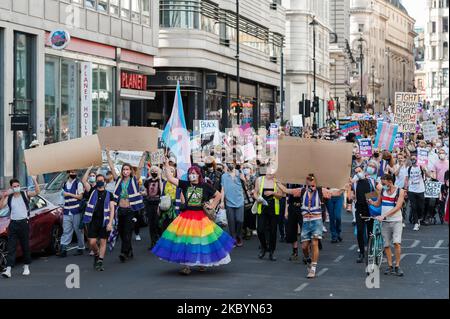Transgender-Menschen und ihre Unterstützer marschieren während des zweiten Trans Pride-protestmarsches für Gleichheit am 12. September 2020 in London, England, durch das Zentrum Londons. Die Demonstranten fordern die rechtliche Anerkennung nicht-binärer Menschen, ein Ende nicht einvernehmlicher Operationen gegen intersexuelle Menschen und eine progressive Reform des britischen Genderanerkennungsgesetzes – des Gesetzes, das regelt, wie Erwachsene Männer und Frauen rechtlich anerkannt werden. (Foto von Wiktor Szymanowicz/NurPhoto) Stockfoto