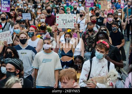 Transgender-Menschen und ihre Unterstützer marschieren während des zweiten Trans Pride-protestmarsches für Gleichheit am 12. September 2020 in London, England, durch das Zentrum Londons. Die Demonstranten fordern die rechtliche Anerkennung nicht-binärer Menschen, ein Ende nicht einvernehmlicher Operationen gegen intersexuelle Menschen und eine progressive Reform des britischen Genderanerkennungsgesetzes – des Gesetzes, das regelt, wie Erwachsene Männer und Frauen rechtlich anerkannt werden. (Foto von Wiktor Szymanowicz/NurPhoto) Stockfoto