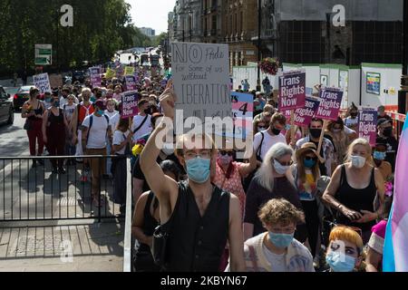 Transgender und ihre Anhänger marschieren am Piccadilly entlang während des zweiten Trans Pride protestmarsches in London für Gleichheit am 12. September 2020 in London, England. Die Demonstranten fordern die rechtliche Anerkennung nicht-binärer Menschen, ein Ende nicht einvernehmlicher Operationen gegen intersexuelle Menschen und eine progressive Reform des britischen Genderanerkennungsgesetzes – des Gesetzes, das regelt, wie Erwachsene Männer und Frauen rechtlich anerkannt werden. (Foto von Wiktor Szymanowicz/NurPhoto) Stockfoto