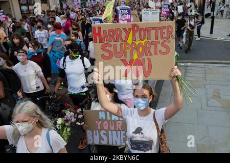 Transgender-Menschen und ihre Unterstützer marschieren während des zweiten Trans Pride-protestmarsches für Gleichheit am 12. September 2020 in London, England, durch das Zentrum Londons. Die Demonstranten fordern die rechtliche Anerkennung nicht-binärer Menschen, ein Ende nicht einvernehmlicher Operationen gegen intersexuelle Menschen und eine progressive Reform des britischen Genderanerkennungsgesetzes – des Gesetzes, das regelt, wie Erwachsene Männer und Frauen rechtlich anerkannt werden. (Foto von Wiktor Szymanowicz/NurPhoto) Stockfoto