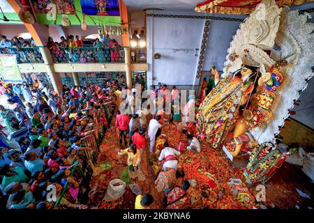 Bhadreswar, Indien. 03.. November 2022. Indische hinduistische Anhänger, die während einer Prozession vor dem Eintauchen des Idols der Göttin jagadhatri Gebete anbieten. Der 230-jährige Jagadhatri Puja mit seinem unverwechselbaren „devi-baran“ - dem Puja-Ritual am letzten Tag, bei dem sich ein Mann als Frau verkleidet, um der Gesundheit, einem geeigneten Lebenspartner und dem Wohlergehen seiner Familie gemäß traditioneller Mythen und Kultur willen. Am selben Tag findet das Eintauchen der Göttin statt. Kredit: SOPA Images Limited/Alamy Live Nachrichten Stockfoto