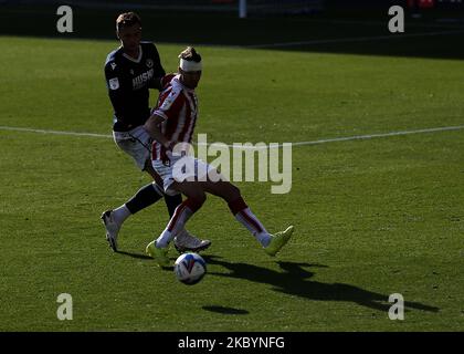 Nick Powell von Stoke City hält Jake Cooper von Millwall während des Sky Bet Championship-Spiels zwischen Millwall und Stoke City am 12. September 2020 in Den, London, England, zurück. (Foto von Jacques Feeney/MI News/NurPhoto) Stockfoto