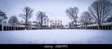 Der frische Schneefall auf dem Gelände der University of Virginia. Die Rotunde im Zentrum Stockfoto