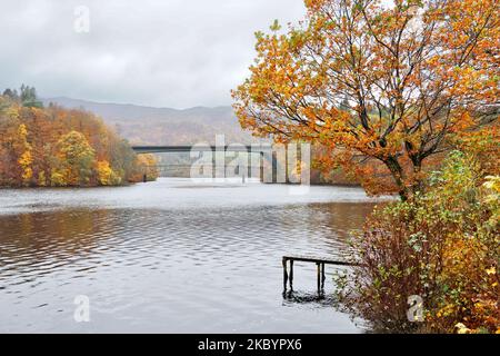 Pitlochry Perthshire Schottland die Loch Faskally A9 Straßenbrücke und die Clunie Fußbrücke und Nebel über dem Hügel mit den Bäumen in herbstlichen Farben Stockfoto