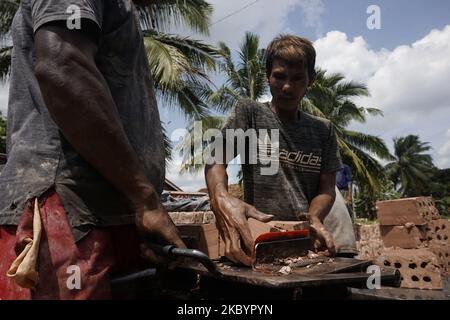 Arbeiter, die am 30. Juni 2020 in Palembang, Süd-Sumatra, Indonesien, Ziegelsteine machten und dann Maschinen benutzten. Der Verkauf von Ziegelsteinen in Palembang ist aufgrund der Ausbreitung des Coronavirus-Ausbruchs bisher dramatisch zurückgegangen. (Foto von Sigit Prasetya/NurPhoto) Stockfoto