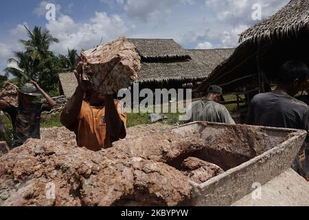 Arbeiter, die am 30. Juni 2020 in Palembang, Süd-Sumatra, Indonesien, Ziegelsteine machten und dann Maschinen benutzten. Der Verkauf von Ziegelsteinen in Palembang ist aufgrund der Ausbreitung des Coronavirus-Ausbruchs bisher dramatisch zurückgegangen. (Foto von Sigit Prasetya/NurPhoto) Stockfoto