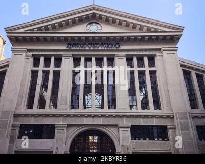 Renovierte Modiano umzäunte Markierungsfassade, mit einem neuen Schild. Tag Low-Winkel Eingang Blick auf Lebensmittel-Stände und Tavernen historischen Markt in Thessaloniki, Griechenland. Stockfoto