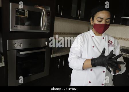 Mayte Gonzalez studiert das letzte Jahr ihrer Karriere in der Gastronomie an der Universität des Klosters Sor Juana in Mexiko-Stadt und stellt sich den akademischen und wirtschaftlichen Herausforderungen angesichts der gesundheitlichen Notlage aufgrund des COVID-19 in Mexiko, Sie beschloss, die Produktion und den Verkauf von Chiles en Nogada, einem Gericht aus der Barockzeit, zu übernehmen und gleichzeitig mühsam vor den nationalen Feiertagen anlässlich des 210.. Jahrestages der Unabhängigkeit Mexikos. Nach historischen Daten berichten sie, dass Chiles en nogada zum ersten Mal am 28. August 1821 gemacht wurden, als eine Gruppe Stockfoto