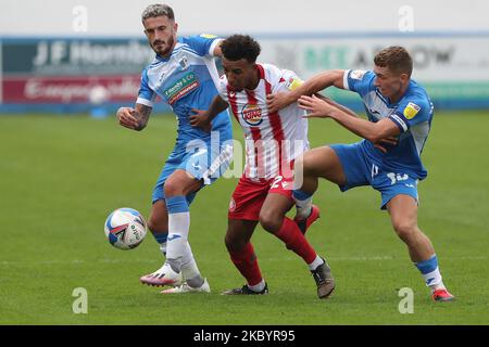 Remeao Hutton von Stevenage in Aktion mit Barrows Lewis Hardcastle und Bradley Barry während des Sky Bet League 2-Spiels zwischen Barrow und Stevenage in der Holker Street, Barrow-in-Furness, England am 12.. September 2020. (Foto von Mark Fletcher/MI News/NurPhoto) Stockfoto