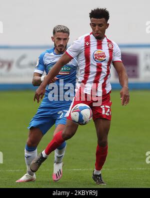 Remeao Hutton von Stevenage in Aktion mit Barrows Lewis Hardcastle während des Sky Bet League 2-Spiels zwischen Barrow und Stevenage in der Holker Street, Barrow-in-Furness, England am 12.. September 2020. (Foto von Mark Fletcher/MI News/NurPhoto) Stockfoto