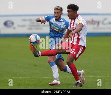 Remeao Hutton von Stevenage in Aktion mit Barrows Lewis Hardcastle während des Sky Bet League 2-Spiels zwischen Barrow und Stevenage in der Holker Street, Barrow-in-Furness, England am 12.. September 2020. (Foto von Mark Fletcher/MI News/NurPhoto) Stockfoto