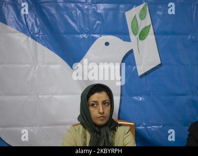 Die iranische Menschenrechtsaktivistin Narges Mohammadi schaut zu, während sie am 19. November 2007 an einer Sitzung im ehemaligen Büro der Menschenrechtsverteidigerin im Zentrum von Teheran, Iran, teilnimmt. Die Gruppe von 16 Experten äußerte große Besorgnis darüber, dass Frau Mohammadi anscheinend COVID-19 im Gefängnis Zanjan erhalten hatte. Frau Mohammadi befindet sich seit 2015 in Haft, wegen der Anschuldigungen, die aus ihrer Menschenrechtsarbeit stammen. Sie erhielt im Mai 2016 eine kombinierte Haftstrafe von 16 Jahren, von der sie 10 Jahre nach iranischem Recht verbüßen muss, so das Büro der Hochkommissare der U Stockfoto