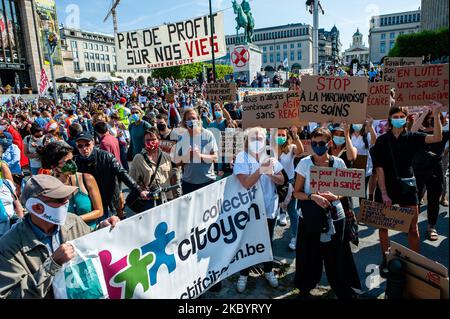 Tausende von Menschen hören den Reden zu, während sie Plakate halten, während der Demonstration des belgischen Gesundheitspersonals, die am 13.. September 2020 in Brüssel, Belgien, stattgefunden hat. (Foto von Romy Arroyo Fernandez/NurPhoto) Stockfoto