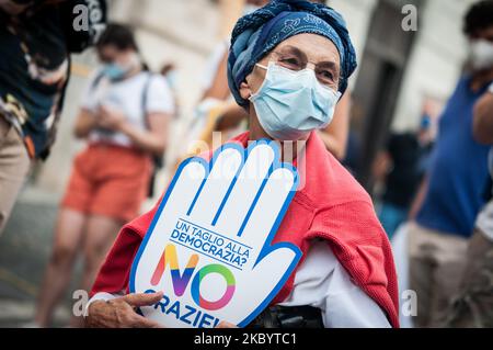 Emma Bonino, Vorsitzende der politischen Partei +Europa, nimmt an der von Volt und 6000 Sardinen organisierten Cosi-No-Demonstration auf der Piazza Santi Apostoli Teil. Die Demonstranten lehnen einen Gesetzesvorschlag ab, der die Zahl der Parlamentarier in der Abgeordnetenkammer von 630 auf 400 reduzieren wird. Und von 315 bis 200 im Senat. (Foto von Andrea Ronchini/NurPhoto) Stockfoto