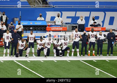 Chicago Trägt Defensivtackling Akiem Hicks (96), Defensivdezent Roy Robertson-Harris (95), Defensivtackling Brent Urban (92), Nasentackling Bilal Nichols (98), John Jenkins (90) kniete während der Nationalhymne vor der ersten Hälfte eines NFL-Fußballspiels gegen die New England Patriots in Detroit, Michigan, USA, am Sonntag, den 13. September 2020. (Foto von Amy Lemus/NurPhoto) Stockfoto